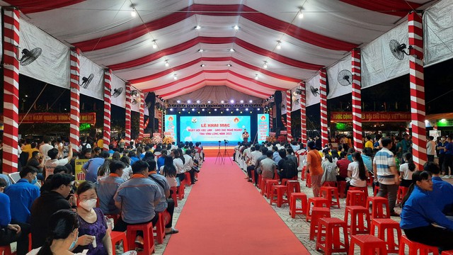 Gần 1.500 người tham gia ngày hội việc làm, giáo dục nghề nghiệp ở Vĩnh Long