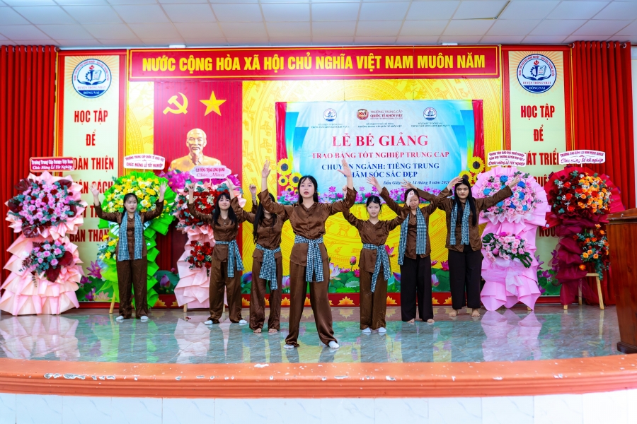 Rạng rỡ ngày tốt nghiệp: Trao bằng Trung cấp ngành Tiếng Trung Quốc & Chăm sóc sắc đẹp