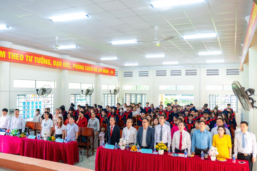 Rạng rỡ ngày tốt nghiệp: Trao bằng Trung cấp ngành Tiếng Trung Quốc & Chăm sóc sắc đẹp