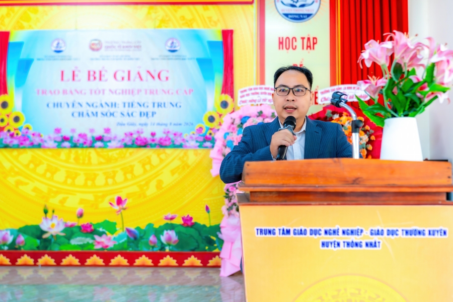 Rạng rỡ ngày tốt nghiệp: Trao bằng Trung cấp ngành Tiếng Trung Quốc & Chăm sóc sắc đẹp