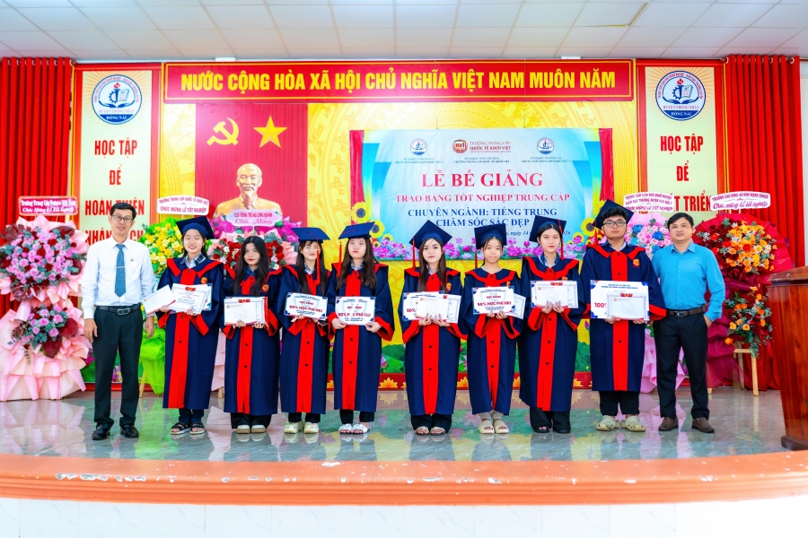 Rạng rỡ ngày tốt nghiệp: Trao bằng Trung cấp ngành Tiếng Trung Quốc & Chăm sóc sắc đẹp