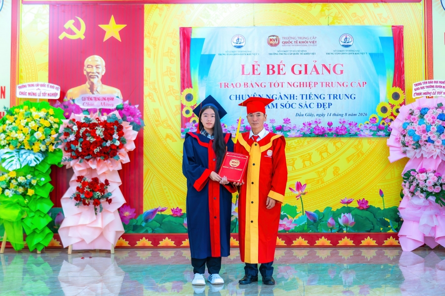 Rạng rỡ ngày tốt nghiệp: Trao bằng Trung cấp ngành Tiếng Trung Quốc & Chăm sóc sắc đẹp