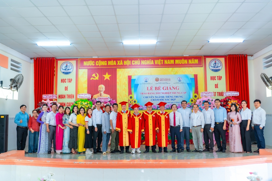 Rạng rỡ ngày tốt nghiệp: Trao bằng Trung cấp ngành Tiếng Trung Quốc & Chăm sóc sắc đẹp