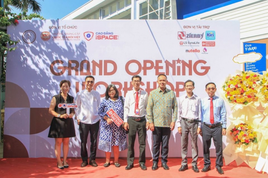 Bà Carolina Tinangon – Tổng Lãnh sự Cộng hòa Indonesia tại TP. Hồ Chí Minh, ông Adiguna Wijaya – Lãnh sự phụ trách Thông tin, Xã hội và Văn hóa, Tổng Lãnh sự quán Indonesia tại TP. Hồ Chí Minh cùng đại diện Ban tổ chức tại sự kiện