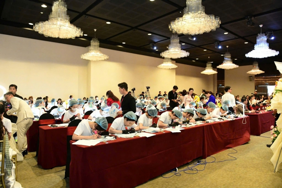 Thí sinh thực hành tại sự kiện Khôi Việt Beauty Stars