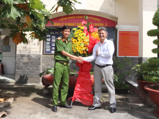 Trường Trung cấp Quốc tế Khôi Việt đến thăm và chúc mừng cán bộ chiến sĩ Tiểu đoàn 2 - Trung đoàn Cảnh sát cơ động